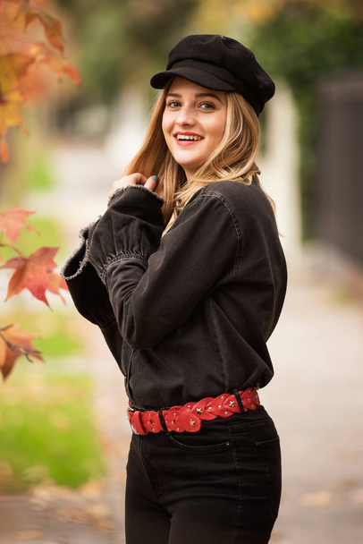 Beautiful girl in the city in autumn season - Fotoğraf, Görsel