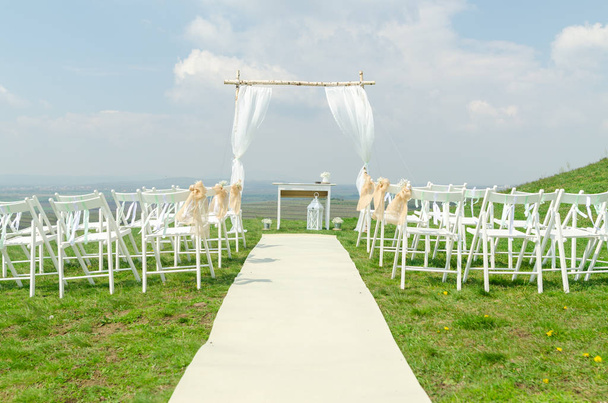 Ceremonia de boda en una colina
 - Foto, imagen