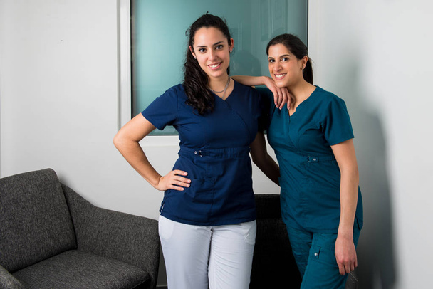 İki genç latin hemşire hastanede - Fotoğraf, Görsel