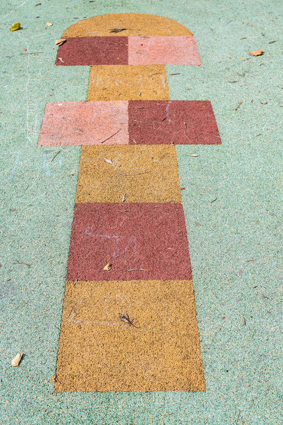 Jogo infantil de cortiça hopscotch no chão de um parque
 - Foto, Imagem