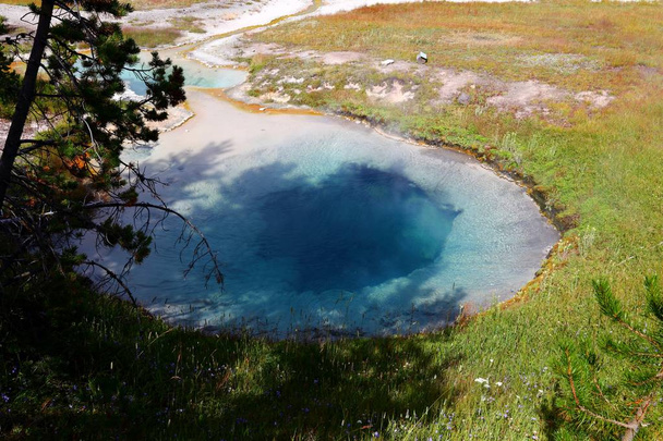 termálforrásból West Thumb gejzír vízgyűjtő terület, Yellowstone Nemzeti Parkban, Wyoming, Amerikai Egyesült Államok - Fotó, kép