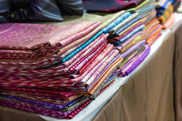 タイ シルク ブレンド、タイ ・ シルクのタイの手作り織物製品の家庭の手工芸品 - 写真・画像