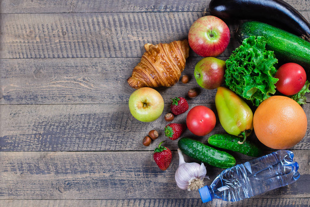Antecedentes. Comida saludable frutas, verduras, botella con agua en una mesa blanca. Vista superior. Acostado. Copiar espacio
 - Foto, Imagen