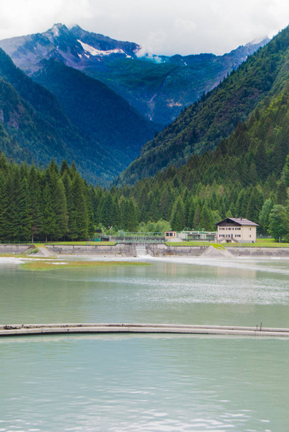 Le barrage de Carisolo une petite ville près de Madonna di Campiglio sur Dolomites
 - Photo, image