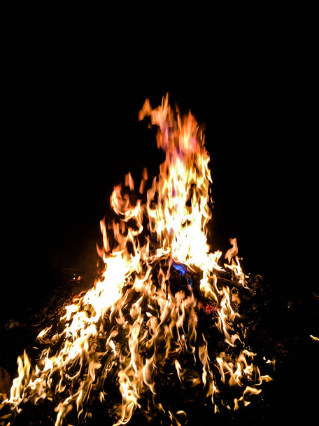 de grote brand van de brand in het donker voor een achtergrond - Foto, afbeelding