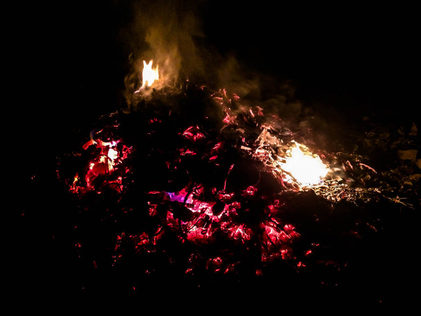 fuoco grande fuoco nel buio per uno sfondo
 - Foto, immagini