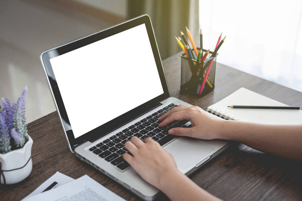 Biznes kobieta ręce, wpisując na klawiaturze laptopa w biurze, pusty ekran ogłoszenie lub tekst, Notatnik Tęcza pusty ze ścieżką przycinającą - Zdjęcie, obraz