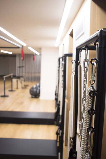 Тренажерный зал фитнес студии пилатеса с тренажерами
 - Фото, изображение