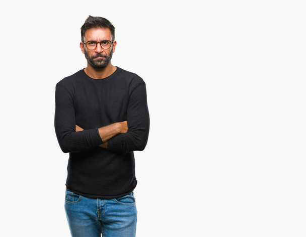 Ενηλίκων Ισπανόφωνος άνθρωπος φορώντας γυαλιά πάνω από απομονωμένες φόντο σκεπτικιστής και νευρικό, αποδοκιμασίας έκφραση προσώπου με σταυρωμένα τα χέρια. Αρνητικό πρόσωπο. - Φωτογραφία, εικόνα