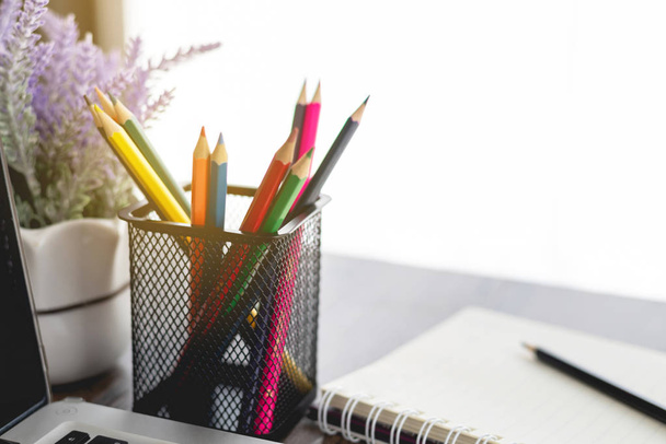 オフィスの概念や空白、オフィスのテーブル、ウィンドウの背景に色鉛筆 - 写真・画像