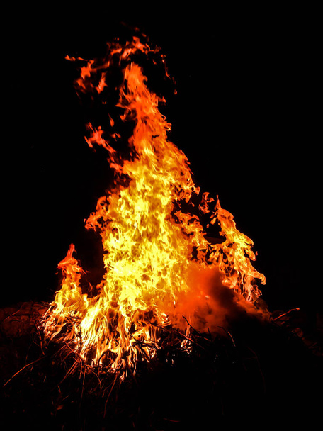 içinde belgili tanımlık karanlık bir arka plan için büyük ateş ateş - Fotoğraf, Görsel