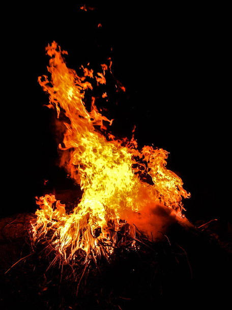 φωτιά μεγάλη φωτιά στο σκοτάδι για φόντο - Φωτογραφία, εικόνα