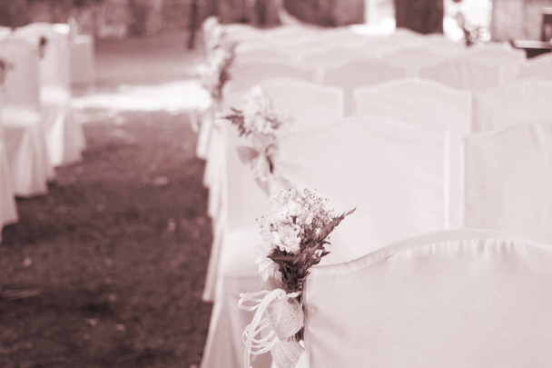 Outdoor estate giardino civile matrimonio posti a sedere con mazzi di fiori decorati per il servizio di matrimonio
. - Foto, immagini