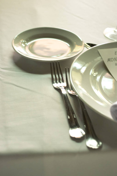 Весільний прийом бенкетний обід партійний стіл набір місць в розкішному готелі
. - Фото, зображення