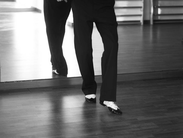 Baile de salón masculino instructores de salsa hombre bailando en sala de ensayo shcool
 - Foto, imagen