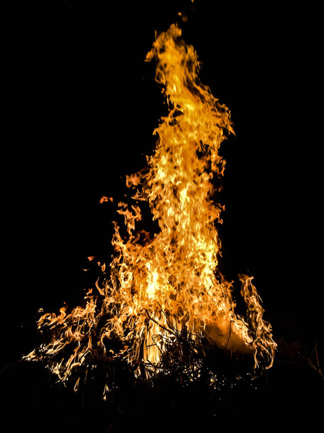 огонь большой огонь в темноте на заднем плане
 - Фото, изображение