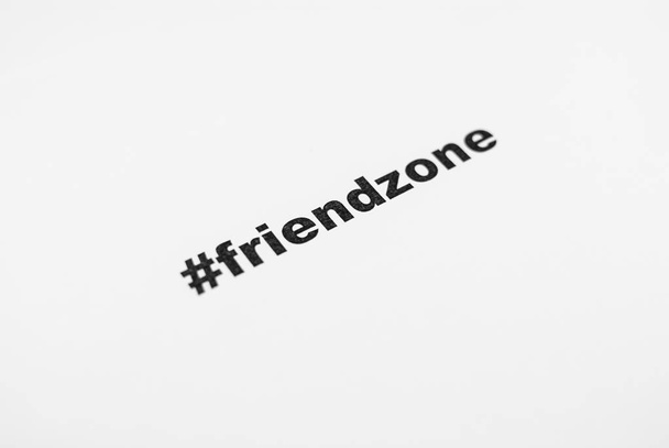 Palavra # friendzone escrito no fundo branco
 - Foto, Imagem