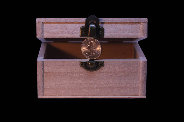 Caja de madera con cuarto de dólar para caja de efectivo, sorpresa o cuenta de ahorro de caja de regalo, préstamos aislados en negro
 - Foto, Imagen