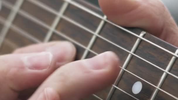 Ujjak játszik az elektromos gitár, 4k HD Stock Footage, közelről lövés, az ember keze - Felvétel, videó