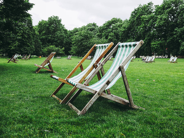ligstoelen in een park in het centrum van de stad van Londen - Foto, afbeelding