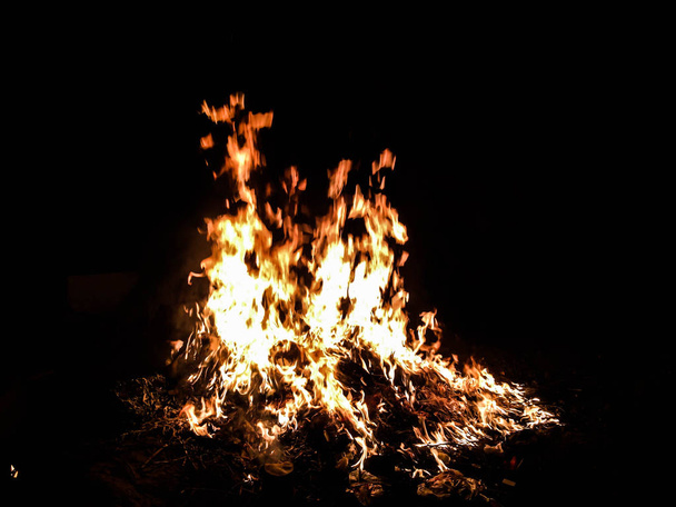 вогонь великий вогонь у темряві для фону
 - Фото, зображення