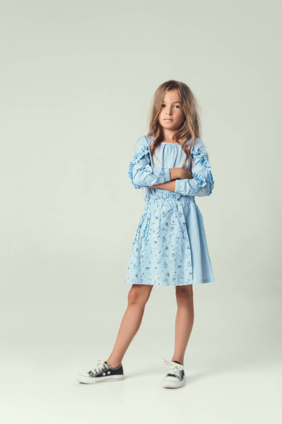 das Kind im Studio posiert in modischer Kleidung - Foto, Bild