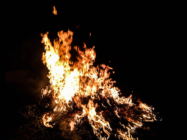 fire big fire in the dark for a background - Zdjęcie, obraz