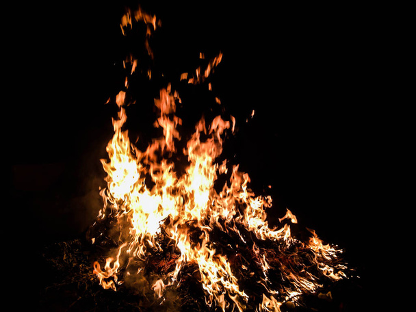 fuego gran fuego en la oscuridad para un fondo
 - Foto, Imagen