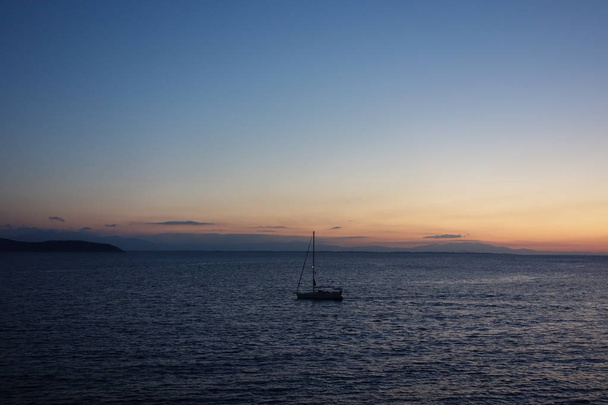 Napfelkeltét az Égei-tengeren. Születése új nap. Horgászcsónak. Komp utazás Thassos kora reggel. Nyár 2018 - Fotó, kép