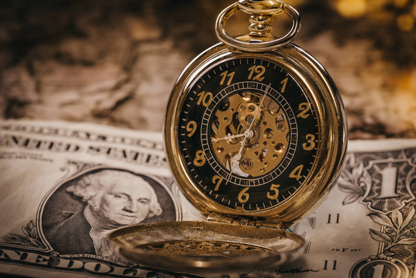 Imagem de conceito de tempo e dinheiro - relógio de bolso e moeda dos EUA
 - Foto, Imagem