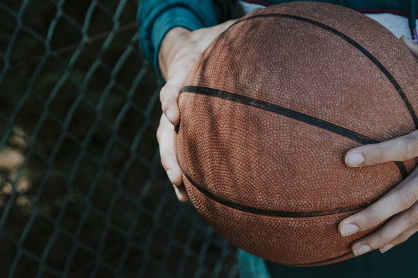 joven atleta con baloncesto
 - Foto, Imagen