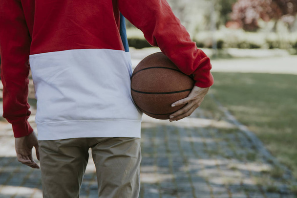 молодий з баскетболом у руці на відкритому повітрі
 - Фото, зображення