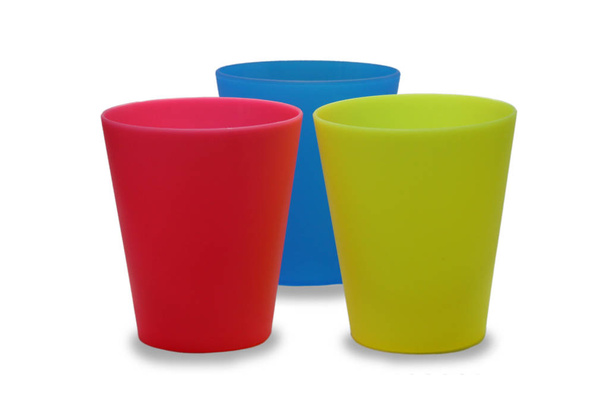 Барвисті пластикові чашки червоний синій жовтий на ізольованому білому тлі
 - Фото, зображення