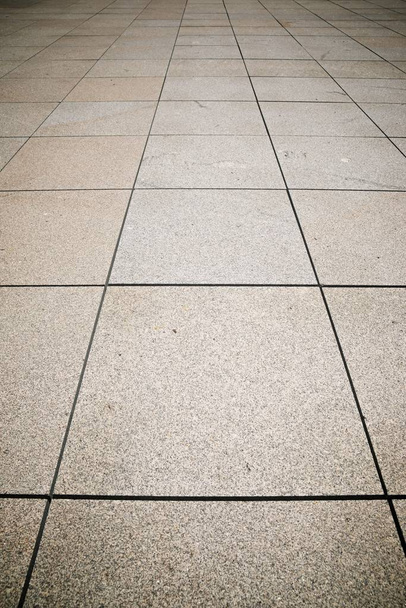 Verdieping van een straat met stenen tegels. - Foto, afbeelding
