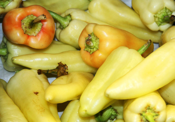 Papriky v obchodu s potravinami. Červené, oranžové papriky mají větší obsah vitaminu C než zelené papriky. Čína je největším producentem na světě červené papriky, následovaný Mexiko. - Fotografie, Obrázek