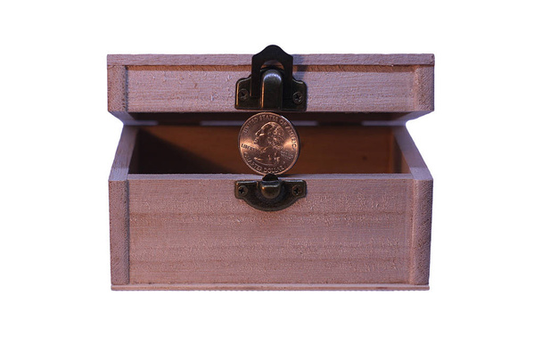 Boîte en bois avec quart de dollar pour caisse, compte d'épargne surprise ou cadeau, prêts fond blanc
 - Photo, image