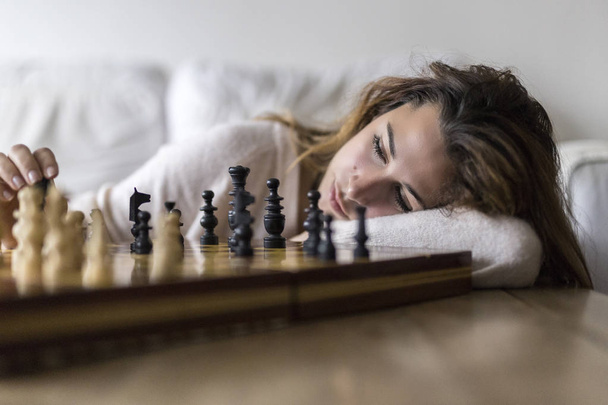 Žena doma hrál šachy sám - Fotografie, Obrázek