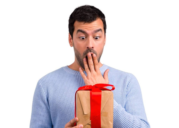 Άνθρωπος με μπλε πουλόβερ κρατώντας κουτιά δώρων στα χέρια - Φωτογραφία, εικόνα