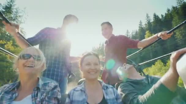 Veselý rodiny s dětmi je na koni terénního vozidla off-road v horách. Aktivní odpočinek s rodinou - Záběry, video