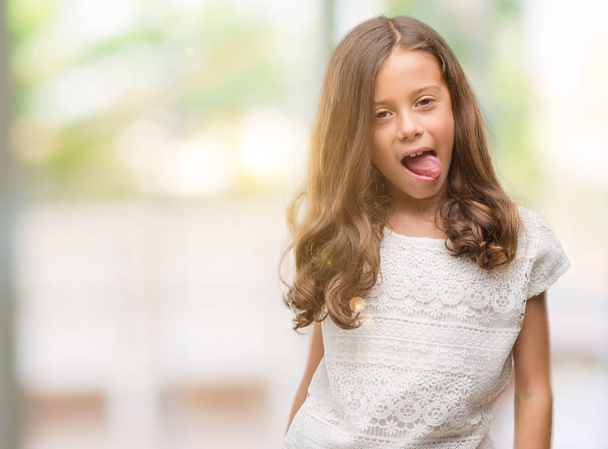 Брюнетка латиноамериканського дівчина показати язика out задоволений смішні вирази. Концепція емоцій. - Фото, зображення