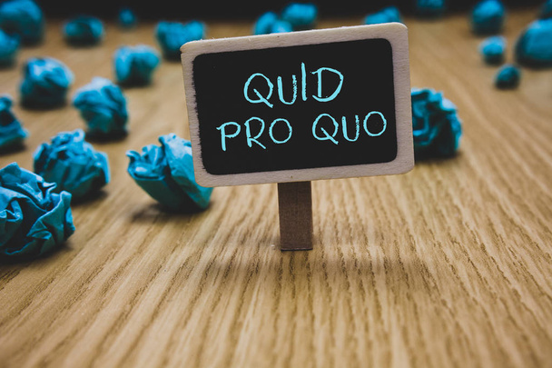 Записка, показывающая Quid Pro Quo. Услуга или преимущество предоставляется или ожидается в обмен на что-то Blackboard скомканные бумаги несколько попыток не удовлетворяет деревянный пол
. - Фото, изображение