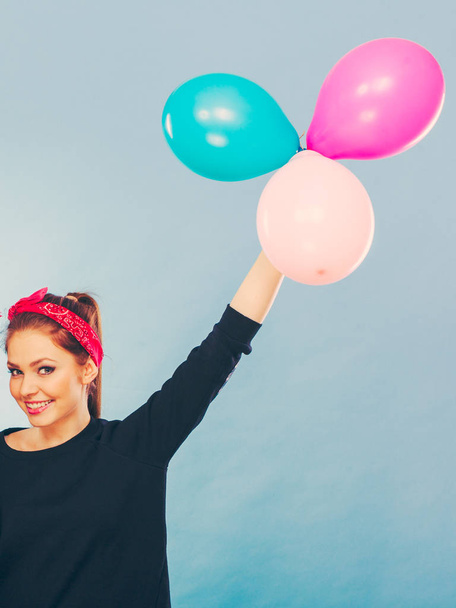 Joy fun and freedom concept. Blonde smiling woman with colorful latex balloons flying balls. Retro fashion styled girl portrait. - Foto, Bild
