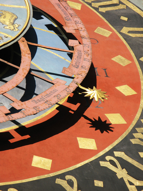 Relógio zodiacal Zytglogge famoso em Berna, Suíça
 - Foto, Imagem