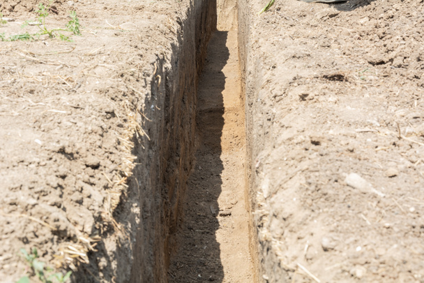 Zapewnienie bezpieczeństwa instalacji nowe rury kanalizacyjnej. Budowa kanalizacji. - Zdjęcie, obraz