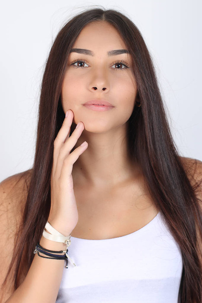Bonito rosto de jovem mulher adulta com pele limpa e fresca, fundo branco, isolado
 - Foto, Imagem