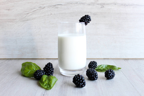 Summer Cocktail, Milk Berry Cocktail with Blackberries - Foto, afbeelding
