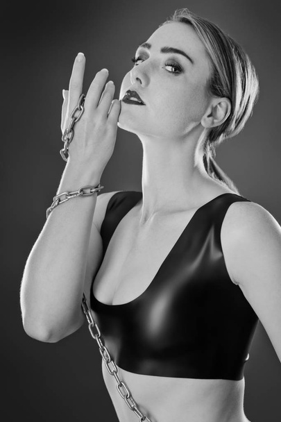 Studio image noir et blanc de jeune femme portant du latex
 - Photo, image