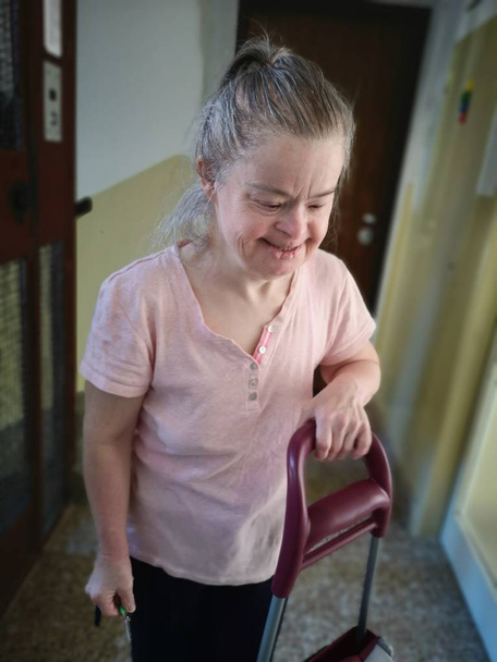 Niedliche lächelnde Down-Syndrom-Frau - Foto, Bild