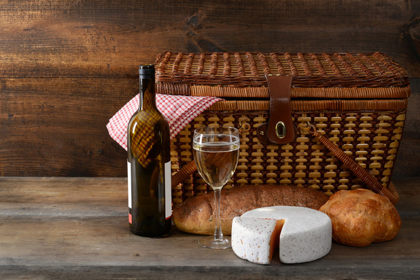 vintage picnic basket with wine - Φωτογραφία, εικόνα