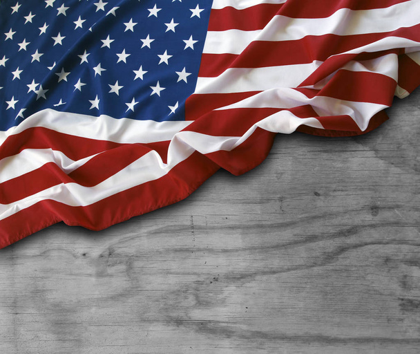 Amerikan bayrağı ve ahşap arka plan - Fotoğraf, Görsel